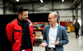 Georg Haas, der Vertriebsleiter bei Amba, und ein Mitarbeiter mit einer der ersten auf der neuen Maschine produzierten Schrauben. Foto: Amba